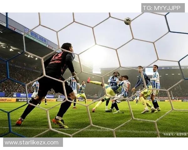 豪华版足球明星的奢华生活与场上风采的完美结合 豪华版足球明星的奢华生活与场上风采的完美结合